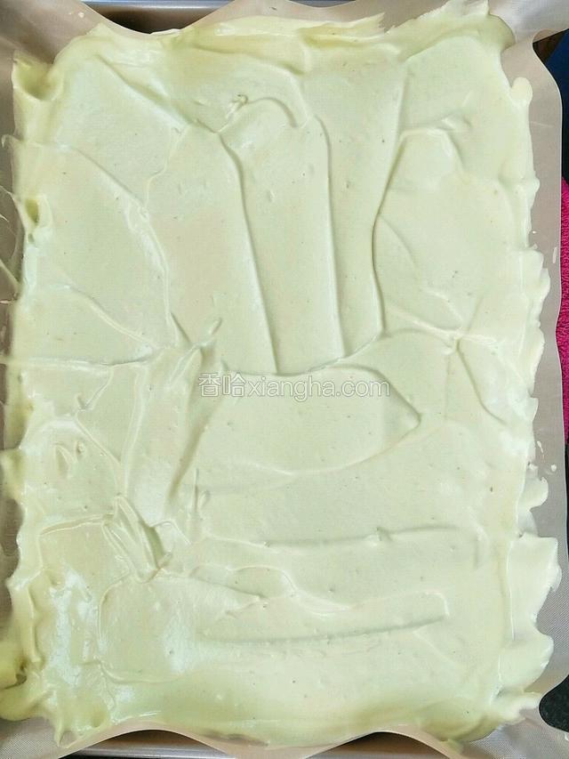 烤盘铺油纸，倒入蛋糕糊，抹平。