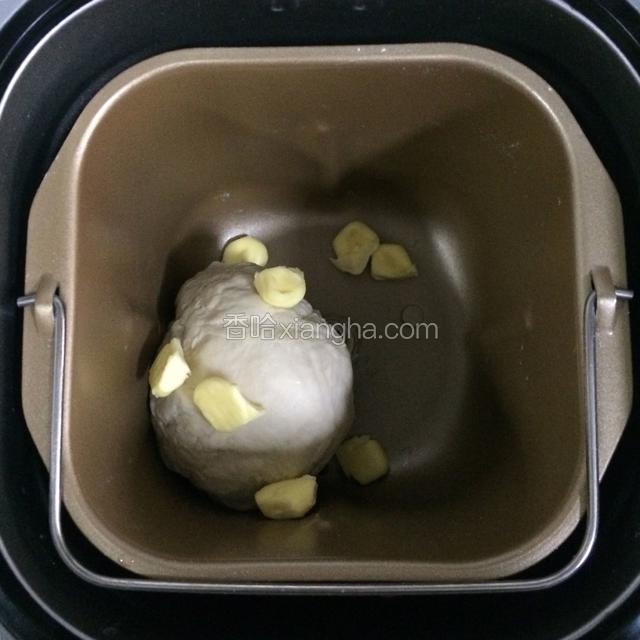 揉至10l分钟面团成型后，加入黄油继续揉面约10分钟成均匀的面团。