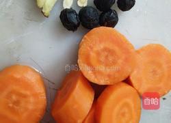 胡萝卜瘦肉炖汤的做法图解2