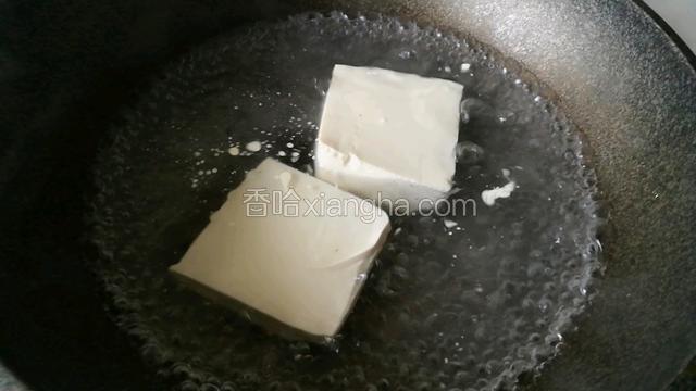 锅中加水煮开放入豆腐淖水。