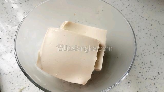 捞出豆腐晾凉。