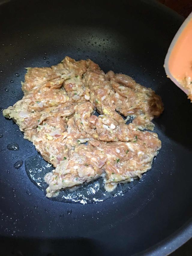 中小火加热倒入适量油，快速翻炒肉馅至变色。