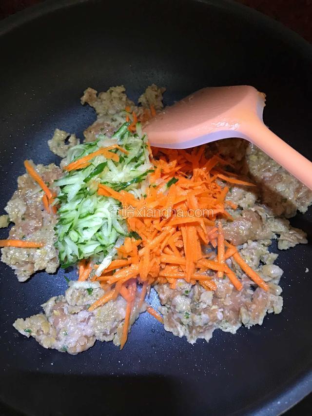 加入胡萝卜丝和青瓜丝炒软，关火。