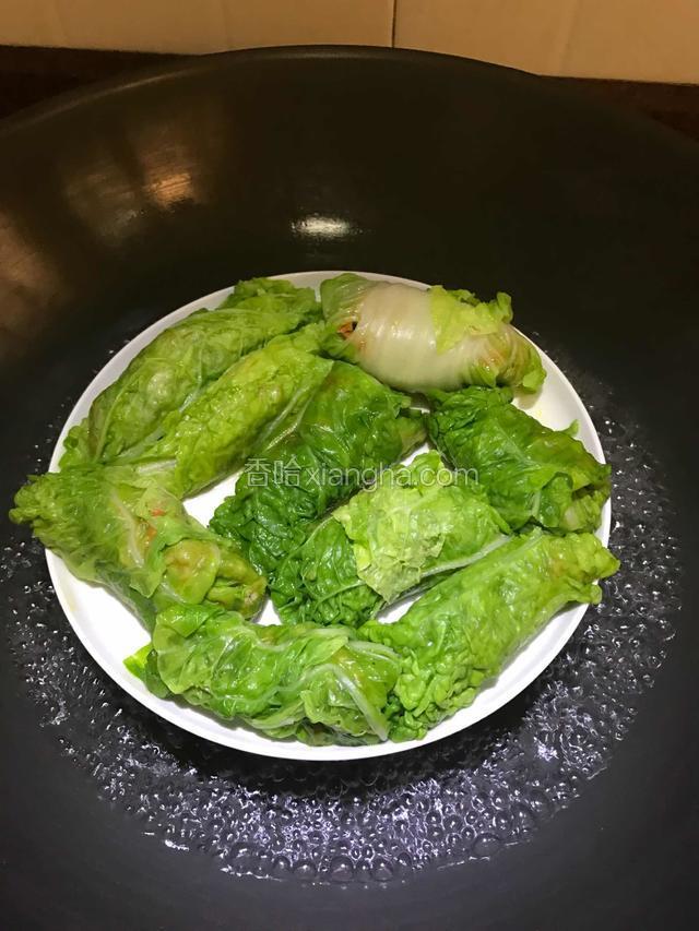 水开后放入蒸锅蒸5分钟即可。把蒸出来的白菜汁倒出，加适量芝麻油和几滴生抽稍煮并浇在上面，就可以吃啦！