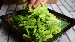 芹菜炒牛肉的做法图解3