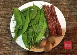 荷兰豆炒腊肠的做法图解1