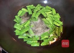 荷兰豆炒腊肠的做法图解2