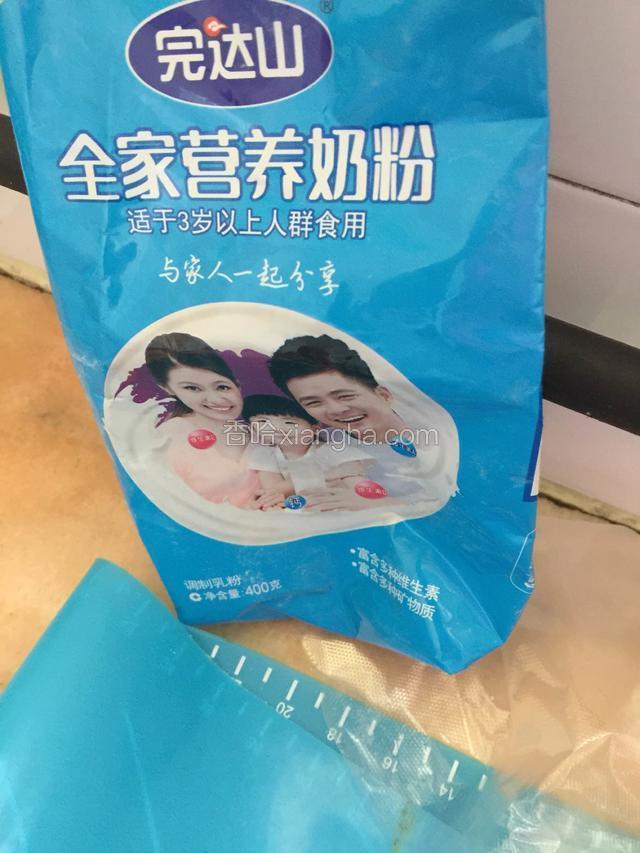 准备好材料，鸭蛋，奶粉，面粉，油，糖，豆沙