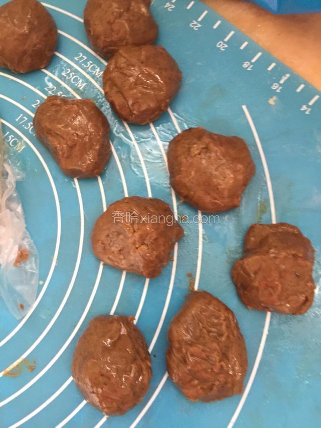 把红豆沙每份25克均匀分开十六份