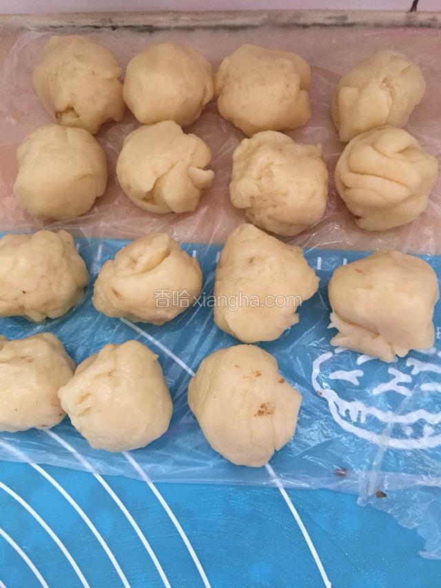 依次把油皮每份25克分十六份