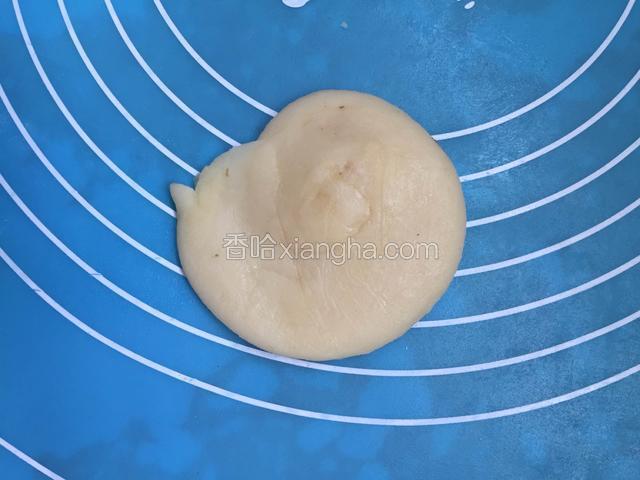 卷起后俩边的口压成饼擀开