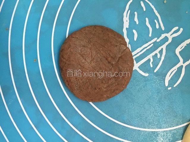 豆沙擀成饼状，不要太薄否则容易露馅
