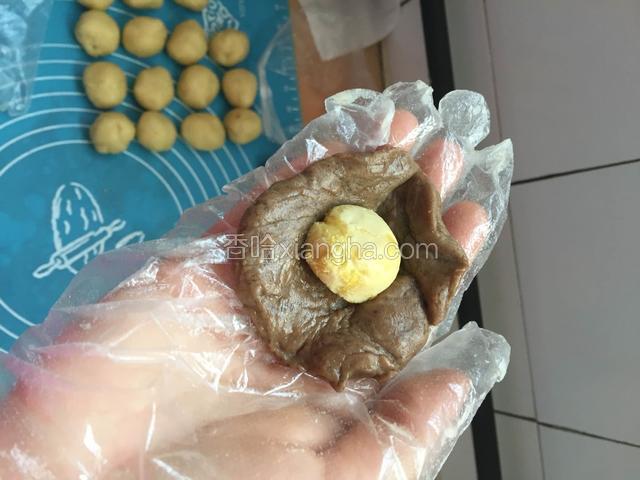 放入蛋黄