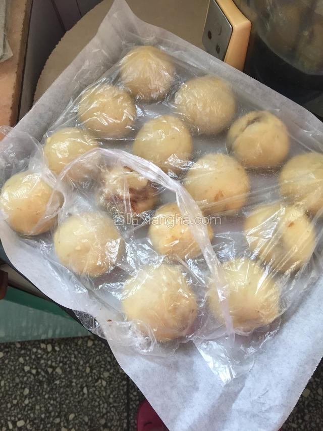 盖上保鲜膜静制十五分钟松弛