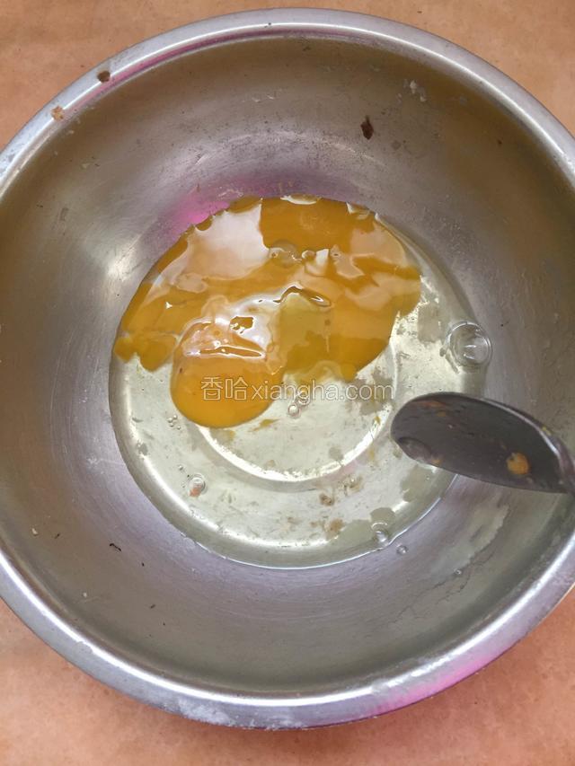 打个鸡蛋一个刷油皮上