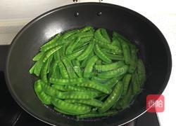 荷兰豆炒腊肉的做法图解1