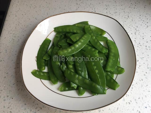 捞出过凉水控干水份。