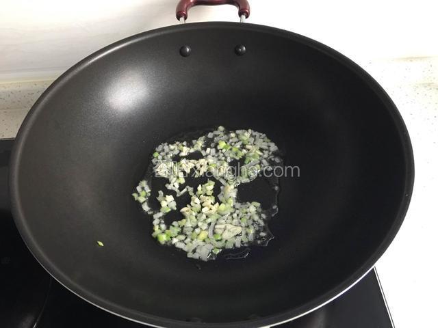 锅倒油烧热放入葱、蒜末爆出香味。