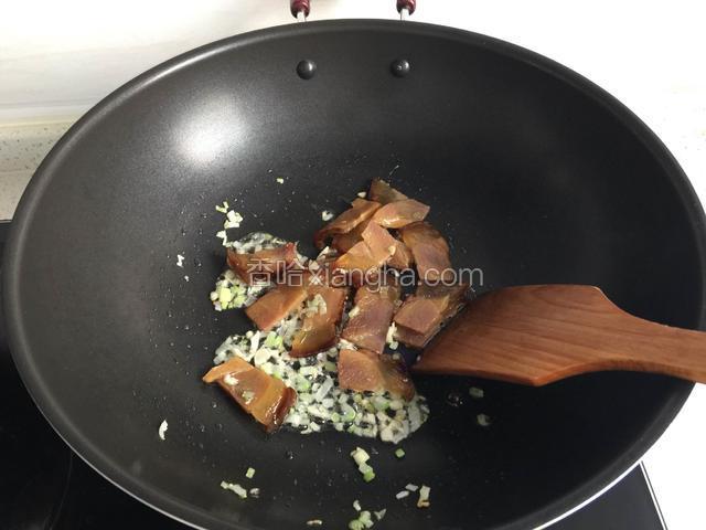 放入腊肉翻炒片刻。