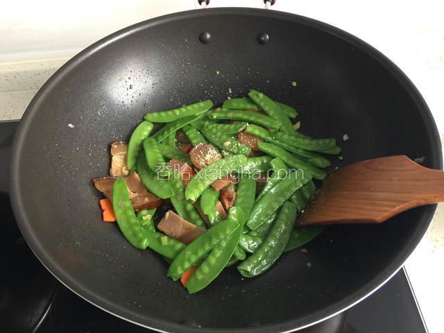 加少许盐，鸡精翻炒均匀即可。