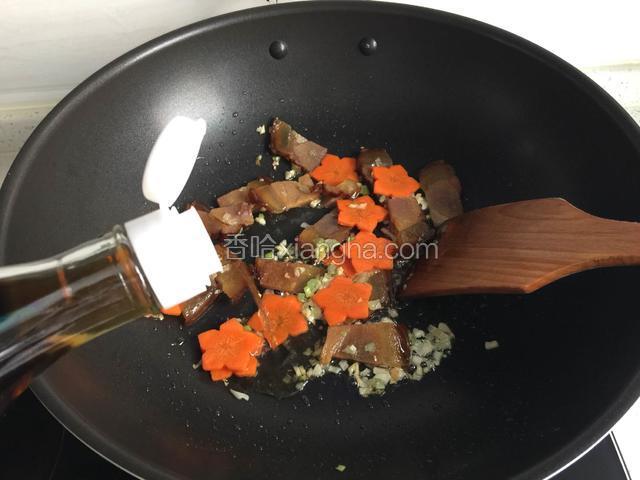 倒入胡萝卜翻炒淋入料酒。