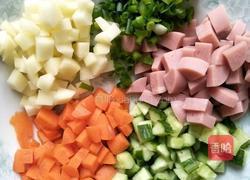 蛋炒饭（五颜六色蛋炒饭）的做法图解1