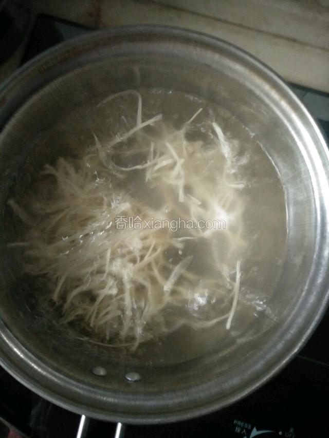 锅里加水把千张煮开，倒入淀粉糊煮开