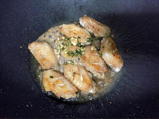 倒入腌制鸡翅的酱料