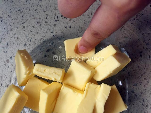 黄油室内软化至手指可以戳动