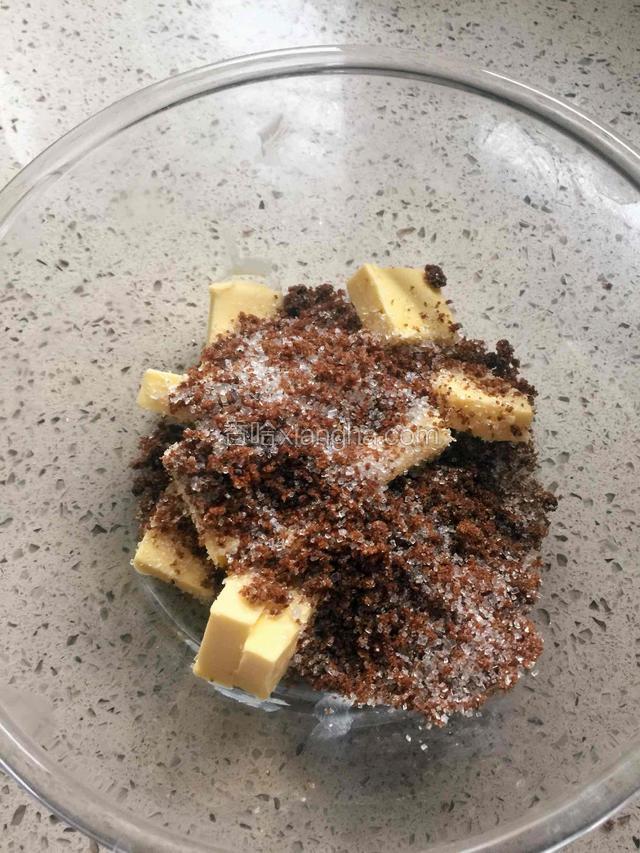 混合好的糖倒入软化的黄油里