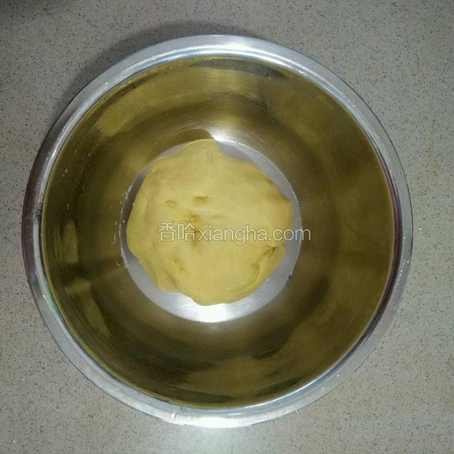 准备一个盆，把面粉，鸡蛋，盐，胡椒粉倒入盆中搅拌均匀，倒入沸腾的开水揉成面团，醒发20分钟