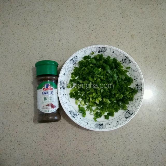 面团醒发的同时，准备五根葱，椒盐，葱花切碎待用