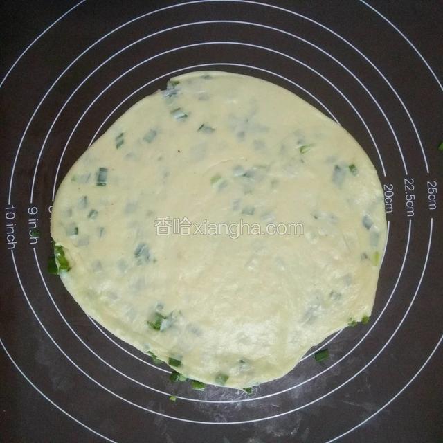 用手按压扁，用擀面杖擀薄，如果喜欢吃多层点的再重复，以上蜗牛程序，饼皮得用多点哦！