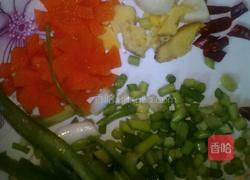 青椒胡萝卜炒土豆丁的做法图解1