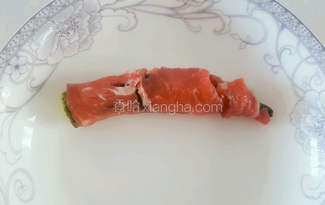 秋葵去蒂，用两片牛肉把秋葵包裹好。