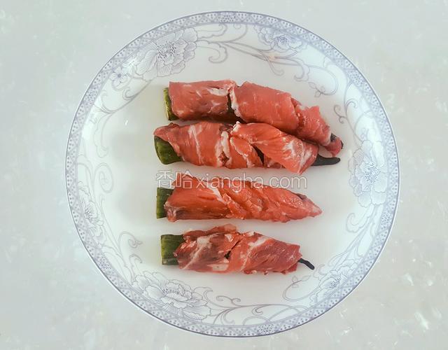 依次用牛肉把秋葵全部包好。