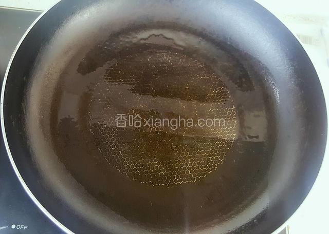 热锅倒入橄榄油。