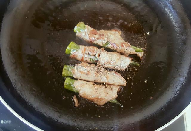 煎制的过程不断翻面，牛肉全部熟时撒上盐和黑胡椒。