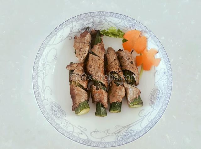 装盘，点缀上香菜和胡萝卜花。