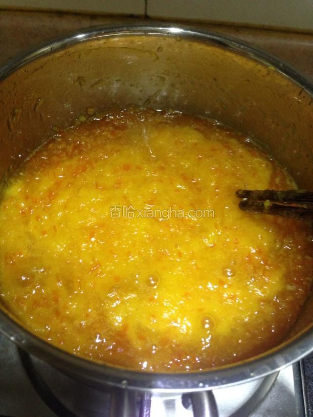 搅碎的果肉泥继续放入锅中一起煮。