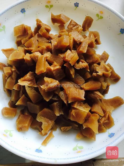 萝卜干切丁。