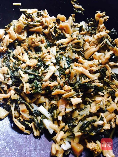 放入梅菜翻炒片刻,出香味后加入糖、料酒,胡椒粉、辣味蚝油、姜汁翻炒均匀。