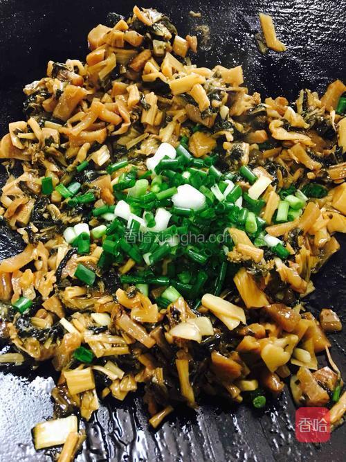 最后放入葱花爆出香味,大约一分钟即可。(萝卜干和梅菜都带咸味,所以不需要加盐了)