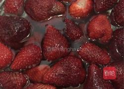 自制酸甜草莓酱的做法图解1