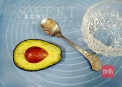 牛油果焗蛋的做法图解1