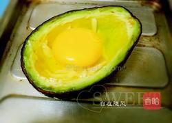 牛油果焗蛋的做法图解3
