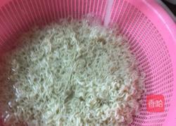 顺顺鸡蛋酱油炒面的做法图解3