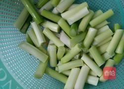 家常五花肉炒蒜芯的做法图解2