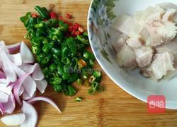 家常五花肉炒蒜芯的做法图解3