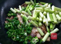 家常五花肉炒蒜芯的做法图解9